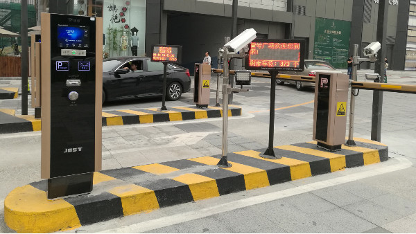 車牌識別系統公司談如何解決停車難擁堵問題